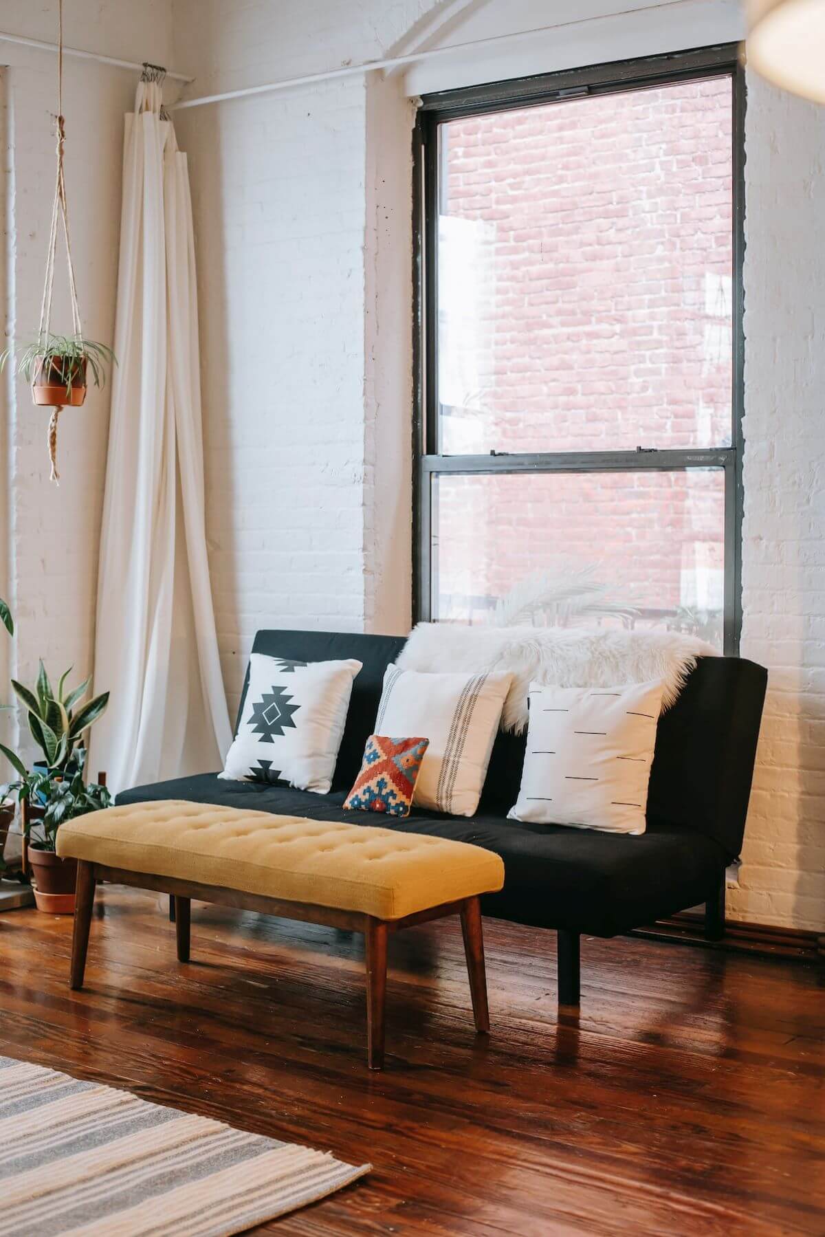 Sala de estar con sillón y almohadones