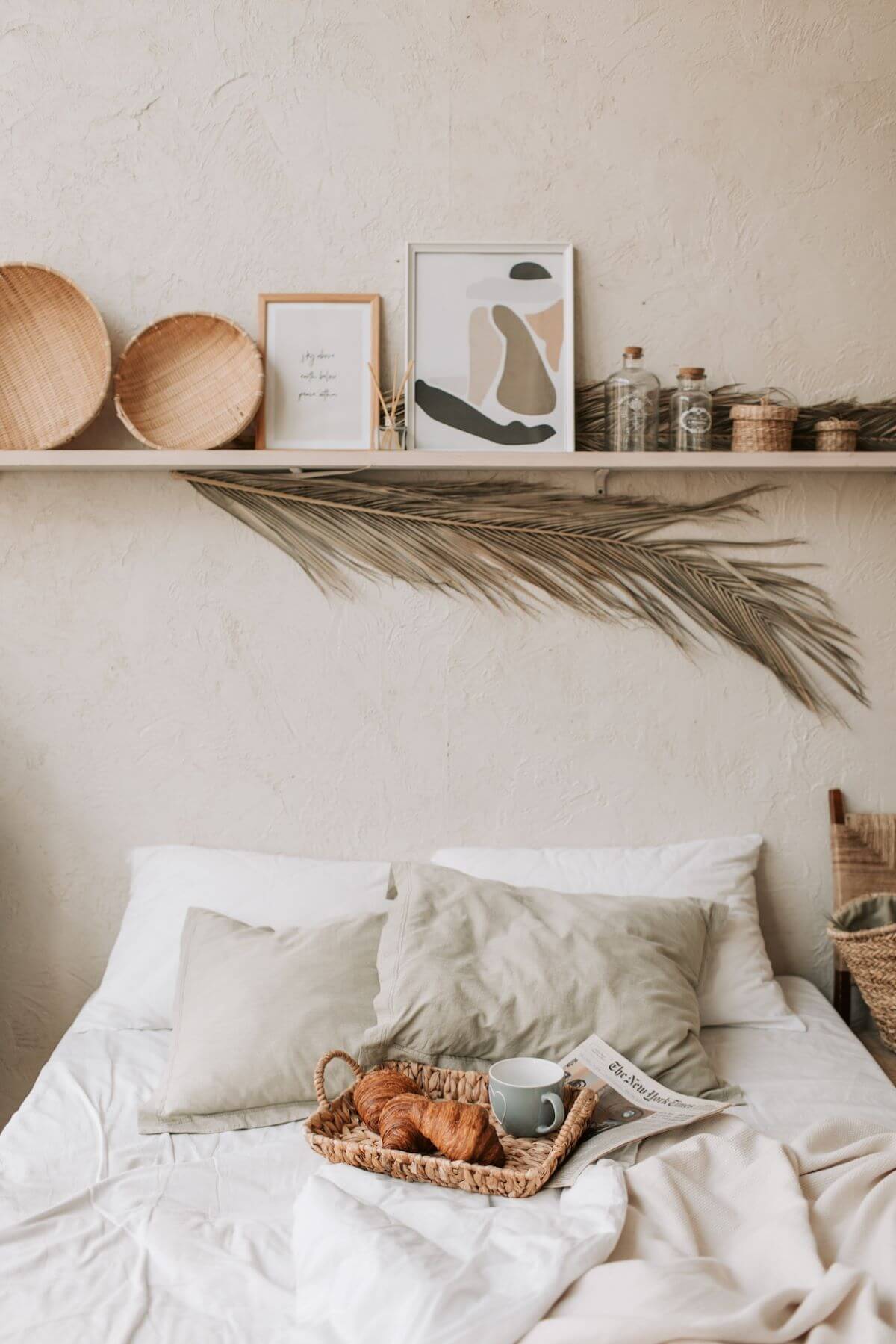 Habitación con estantería en la pared y desayuno servido en cama