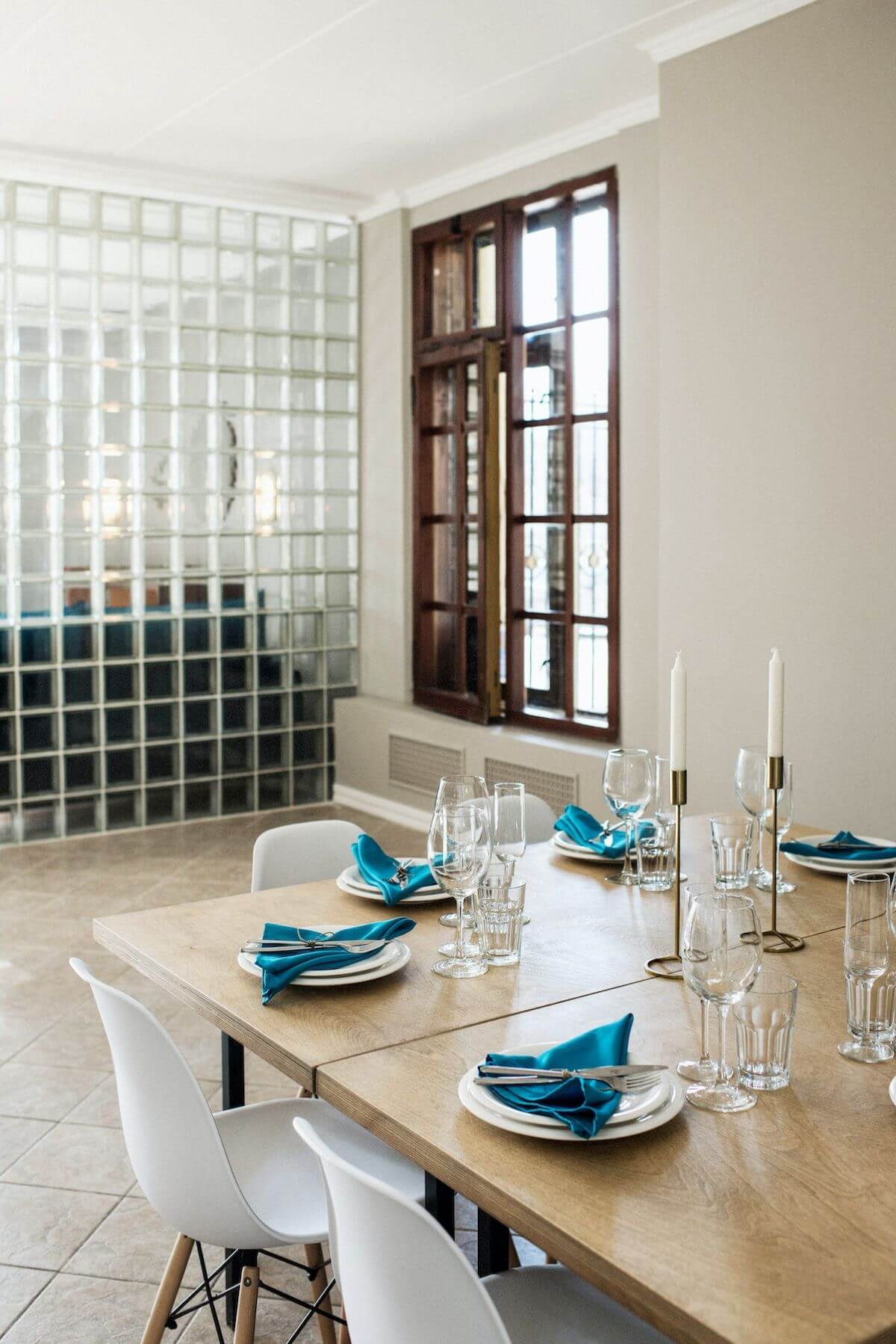 Comedor con mesa de madera y utensillos colocados